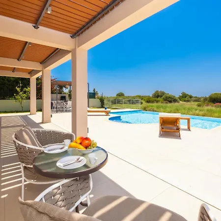 Villa Pinelopi Tria *