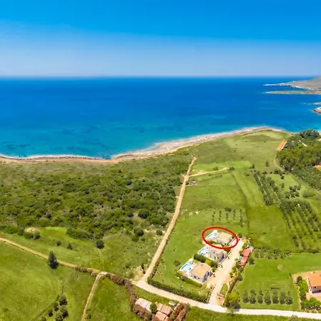 Pinelopi Tria Villa